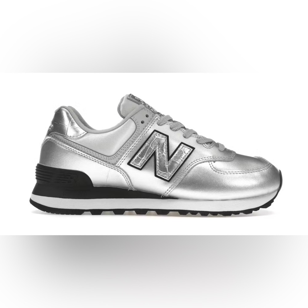 COPY - NEW BALANCE women’s silver metallic sneakers! NEW NEVER WORN.